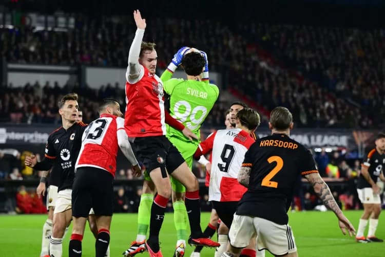 2-2. Guus Til neutraliza al mexicano Santi Giménez y al Feyenoord