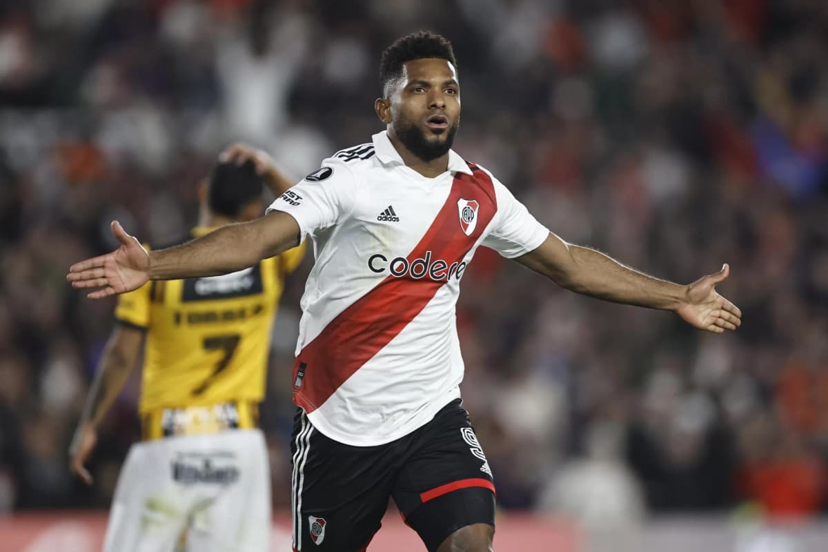 Un doblete del colombiano Borja devuelve a River el liderato de su grupo
