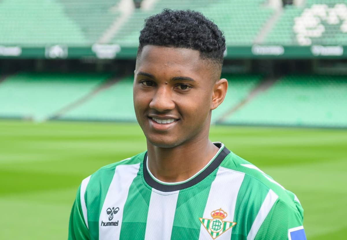 El Betis traspasará al lateral brasileño Abner Vinicius al Olympique Lyonnais