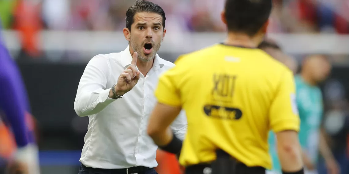 El argentino Gago defiende su gestión en las Chivas en el clásico ante el campeón América