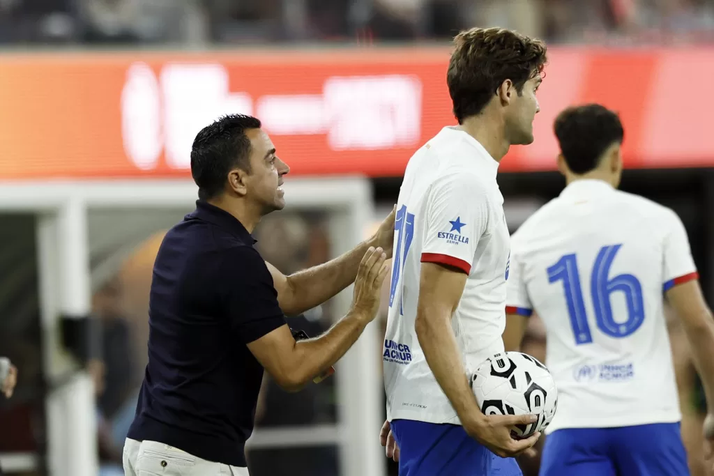 El español Marcos Alonso vuelve a los entrenamientos; Xavi aún espera el regreso de Ferran Torres