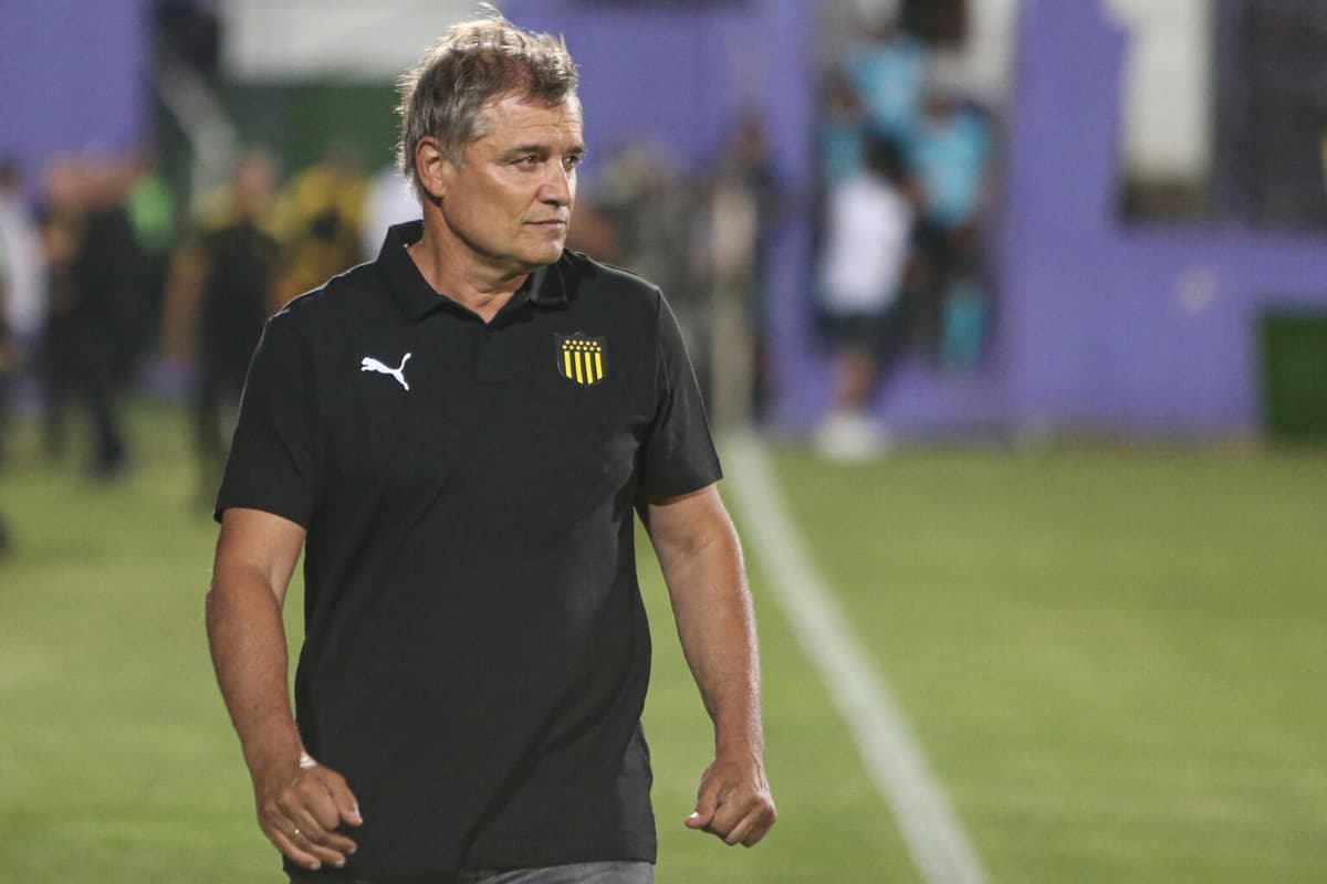 Peñarol remonta ante el Deportivo Maldonado y sigue en lo alto del fútbol en Uruguay