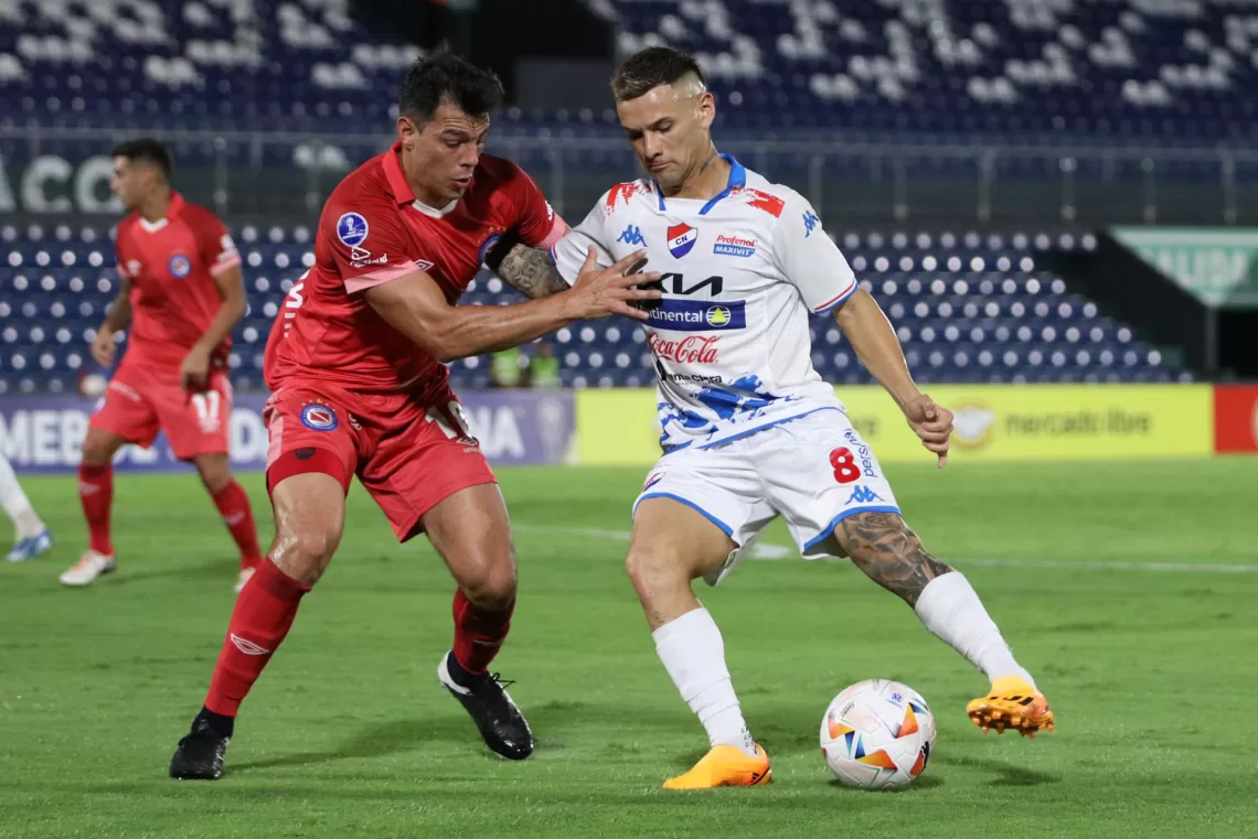 2-3. Argentinos, con doblete del gaucho Romero, vence al Nacional en el Grupo F de la Sudamericana