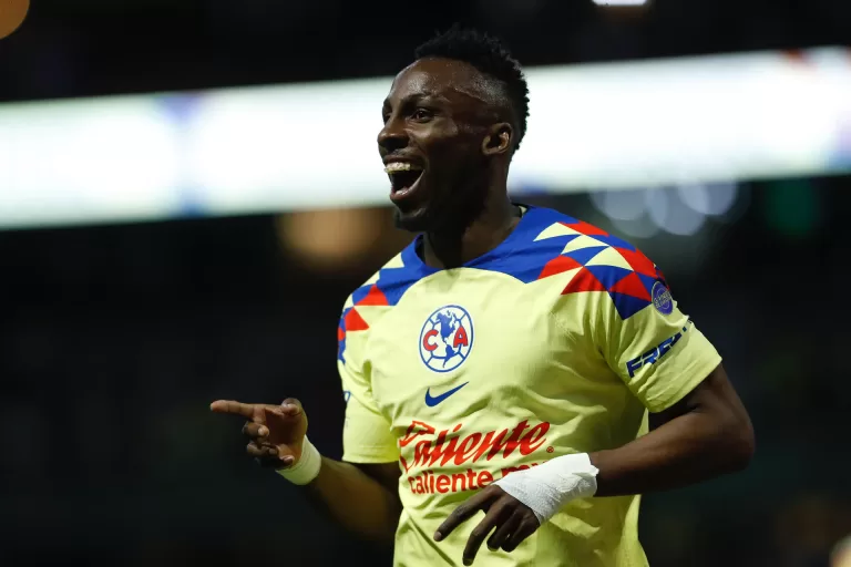 El chileno Valdés y colombiano Quiñones aportan dobletes en exhibición del líder América