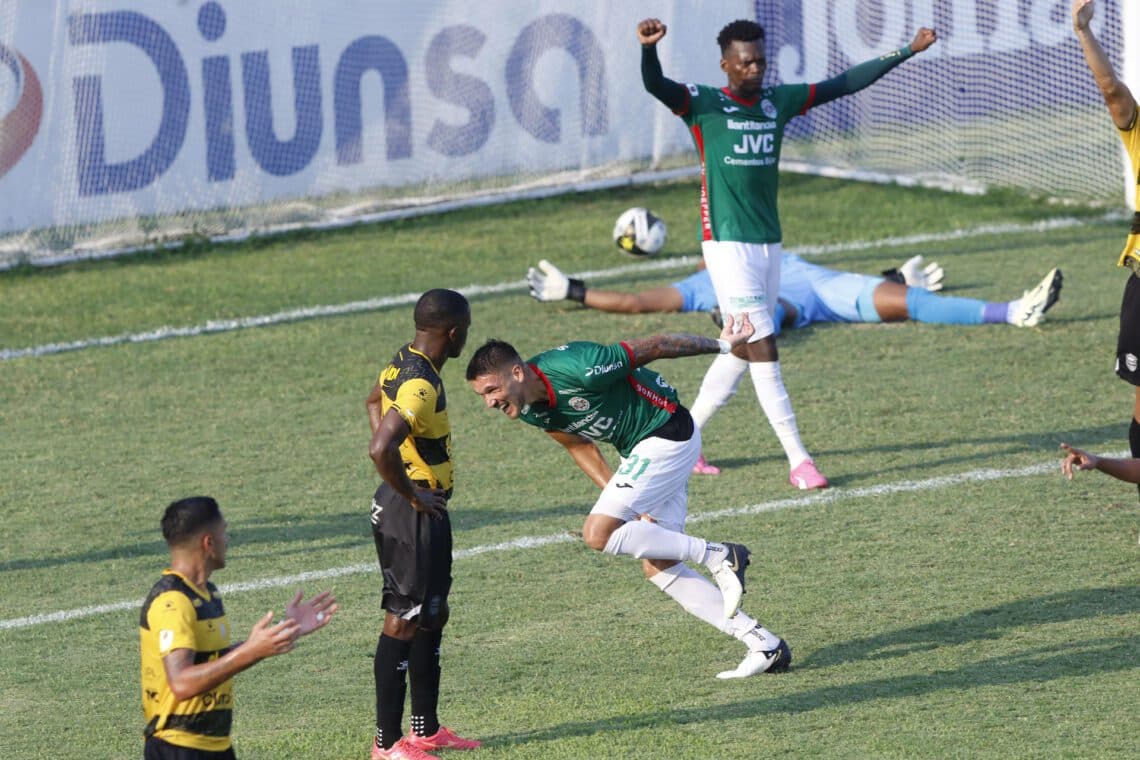 El uruguayo Techera pone a Marathón como líder momentáneo del fútbol en Honduras