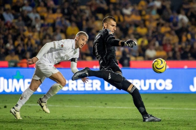 El argentino Nahuel Guzmán, suspendido por once partidos por usar un láser verde