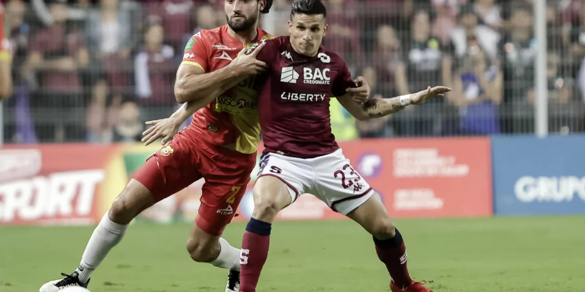 El cubano Paradela mantiene al Saprissa al acecho del líder del fútbol en Costa Rica