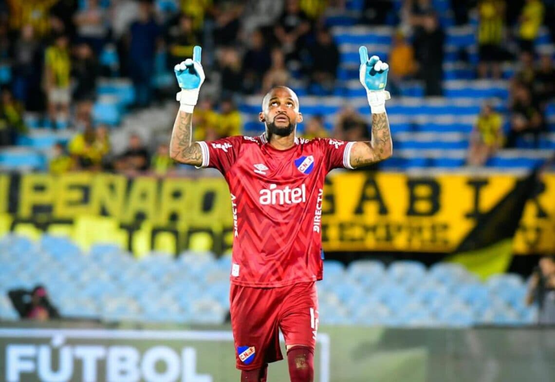 Panameño Mejía, el mejor portero extranjero en la Liga de Uruguay