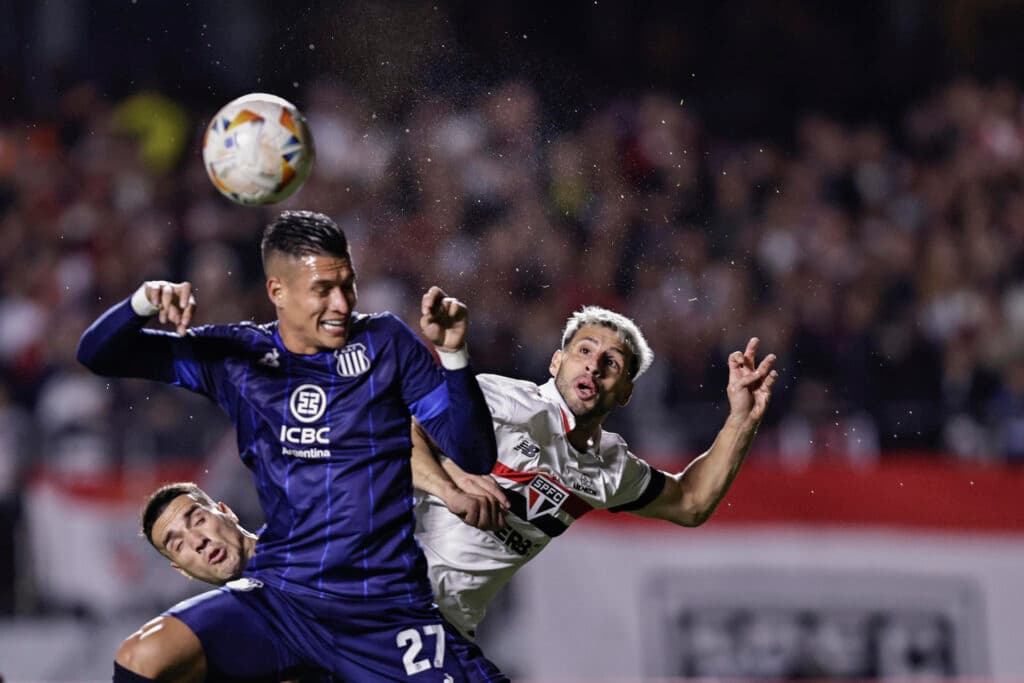 Volante colombiano cambiaría de equipo de Argentina a Brasil