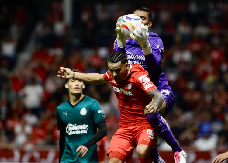 El uruguayo Araujo rescata empate para Toluca ante el líder Cruz Azul