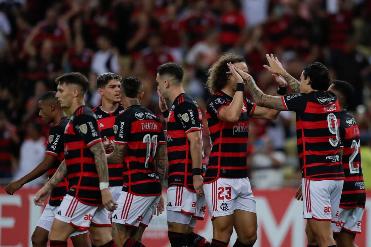 Flamengo lidera la liga brasileña de fútbol, luego de vencer a Bahia en tiempo añadido
