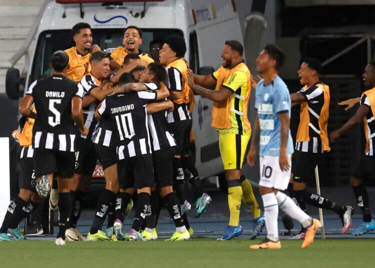 Botafogo se aferra al liderato de la liga brasileña de fútbol, tras empatar con Paranaense