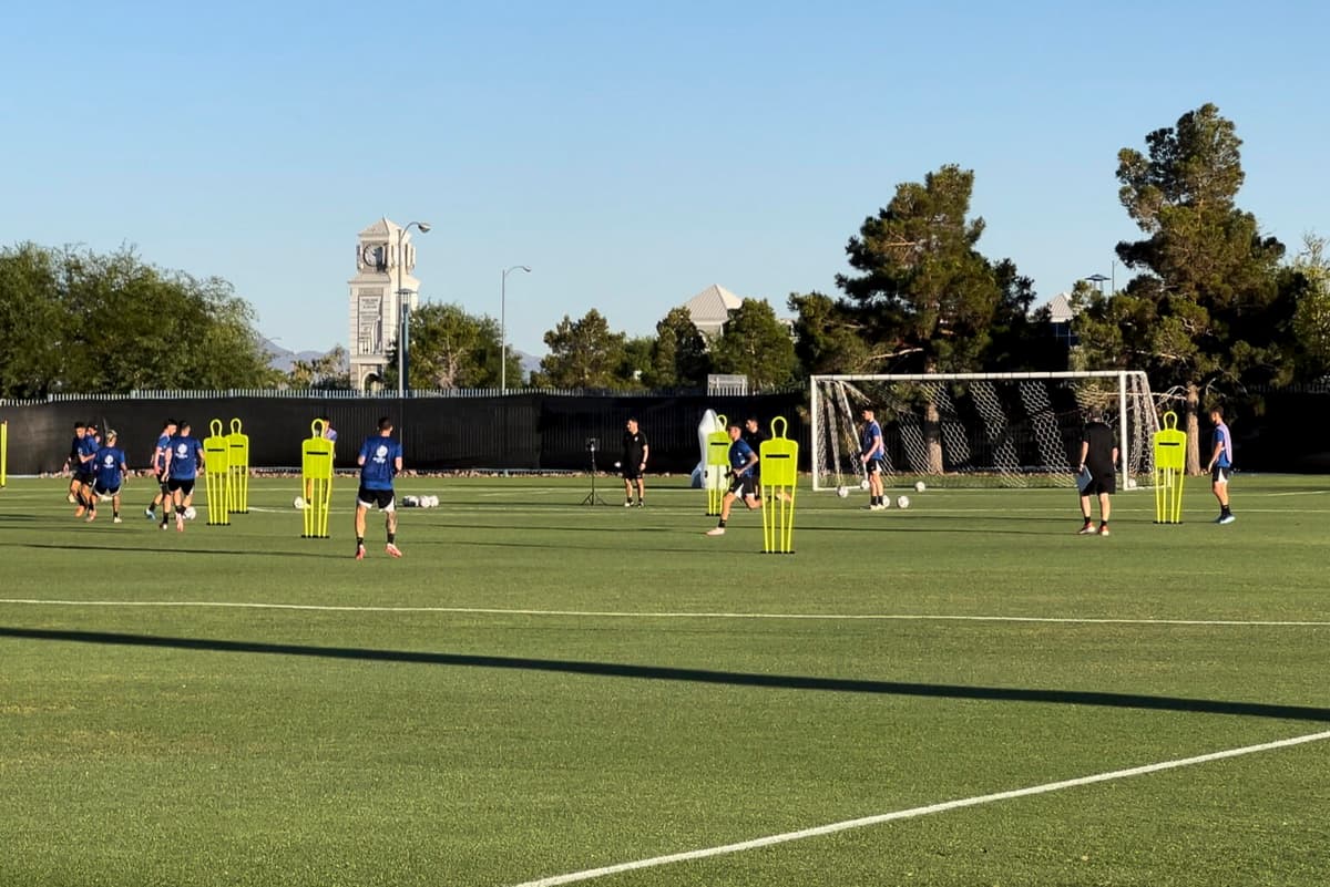 Argentino Bielsa dirige la última sesión de la Celeste antes del cruce con Brasil