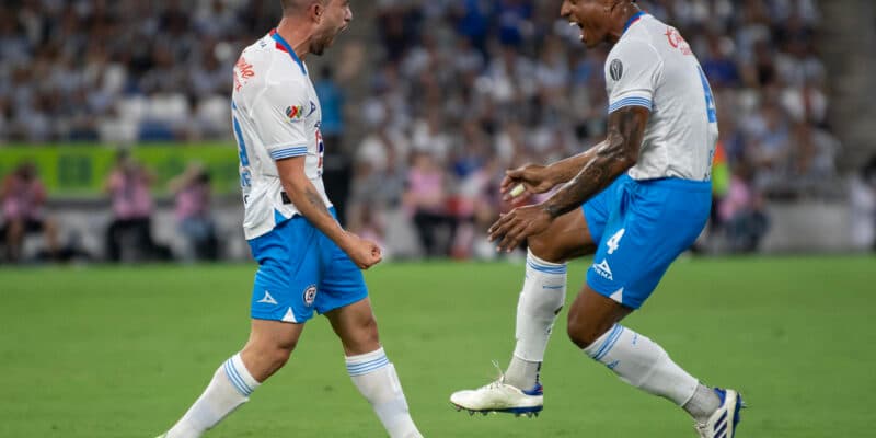 El Cruz Azul de los colombianos Mier y Ditta disputan el liderato ante el Toluca