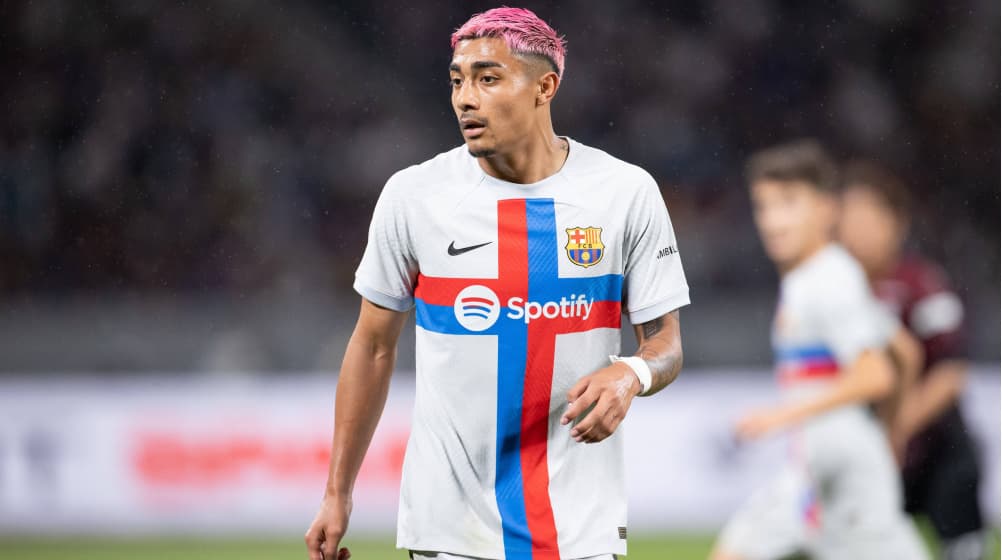 El Barcelona traspasa al mexicano Julián Araujo al Bournemouth por diez millones de euros