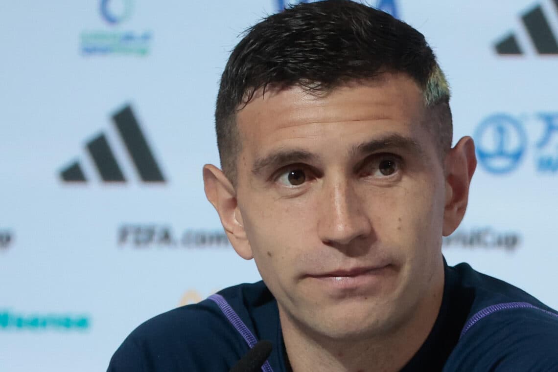 El argentino Emiliano ‘Dibu’ Martínez, disponible para jugar frente al Bolonia