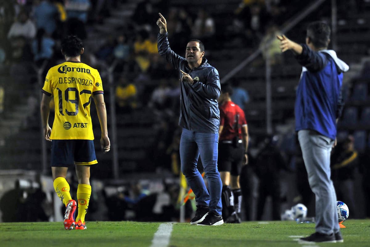 Brasileño André Jardine destaca el buen debut del chileno Dávila en triunfo del América