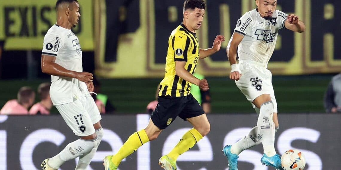 Uruguayo Báez brilla con doblete para Peñarol pero clasifica Botafogo