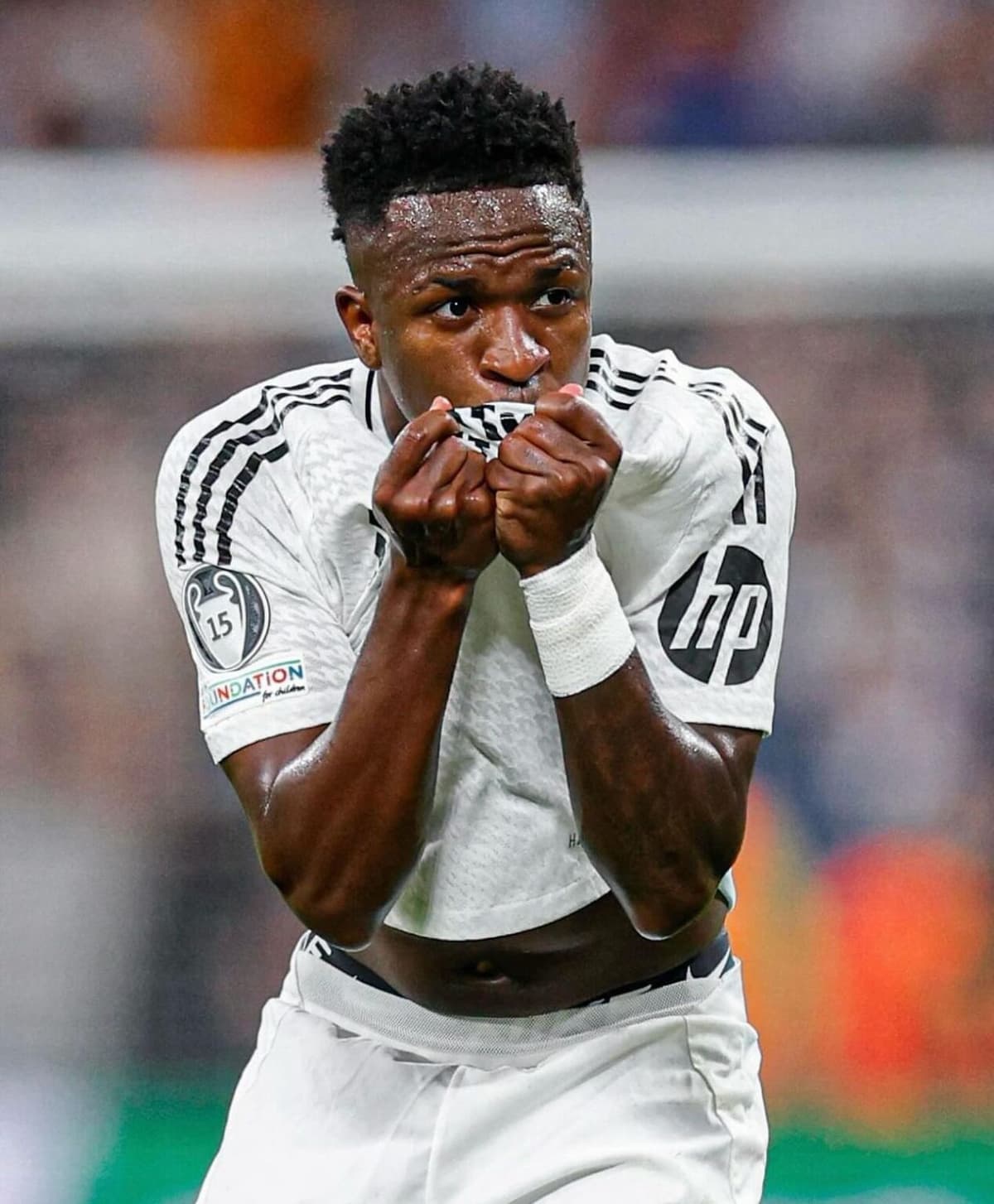 Diomande titular ante Villarreal: Yan Diomande y Vinícius Júnior, protagonistas de la disputa por la banda izquierda del Real Madrid.