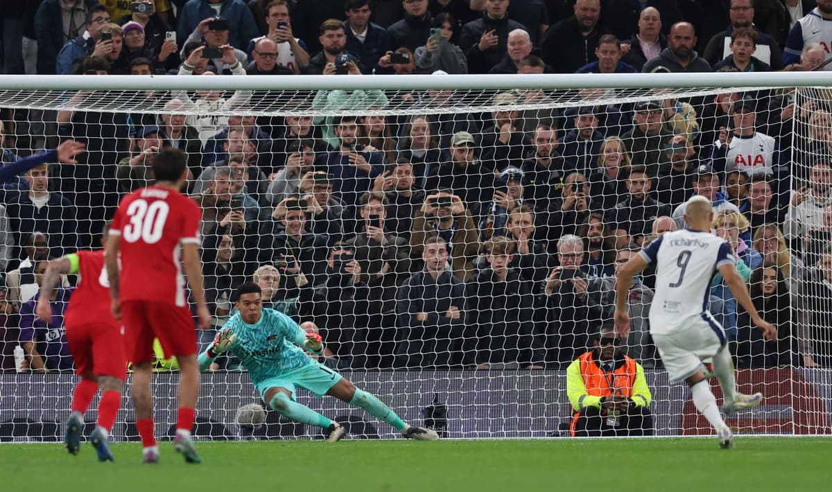 1-0. Brasileño Richarlison, de penalti, dispara al Tottenham