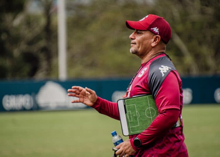 José Giacone, el único estratega extranjero que busca las finales en Costa Rica
