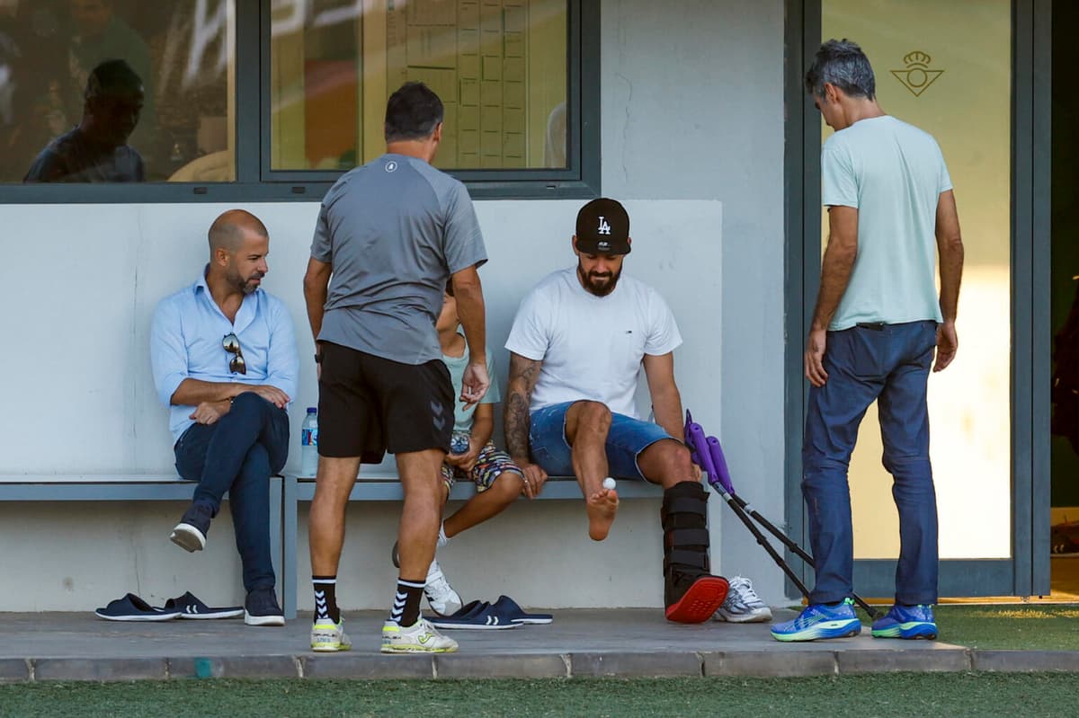 El español Isco toca balón seis meses después de caer lesionado