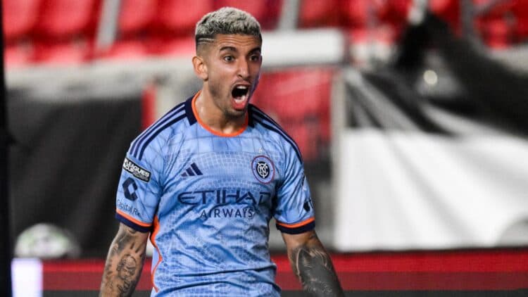 Cruzeiro enfila baterías por Santiago Rodríguez de New York City