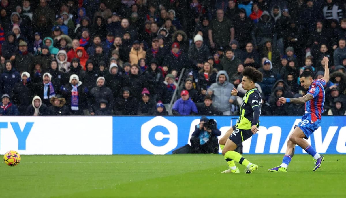 1-3. El Palace resurge del colombiano Muñoz y enfría las opciones europeas del Brighton