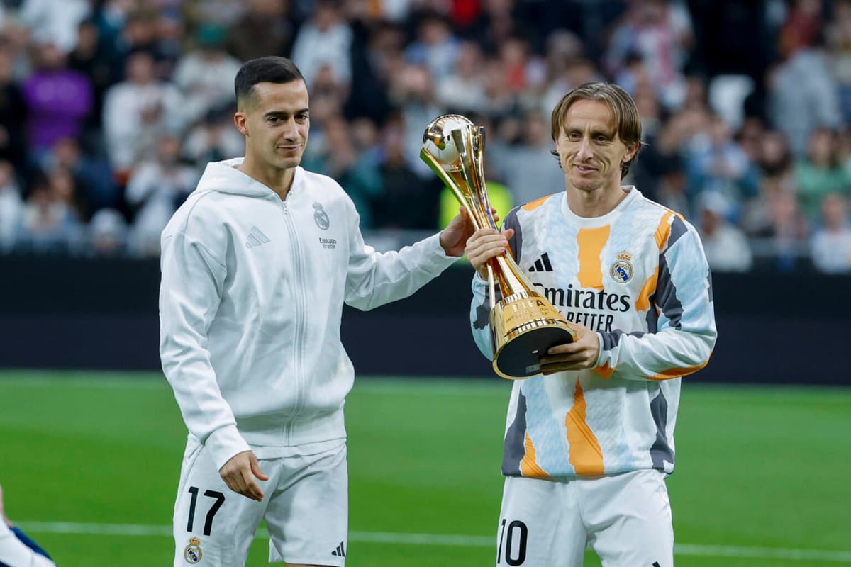 Los capitanes ofrecen la Intercontinental al Santiago Bernabéu