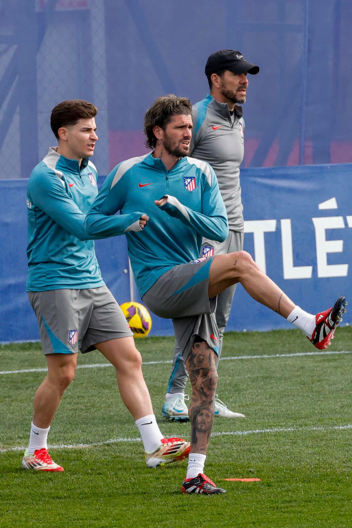 El argentino Simeone prueba sin sus sudamericanos estrellas