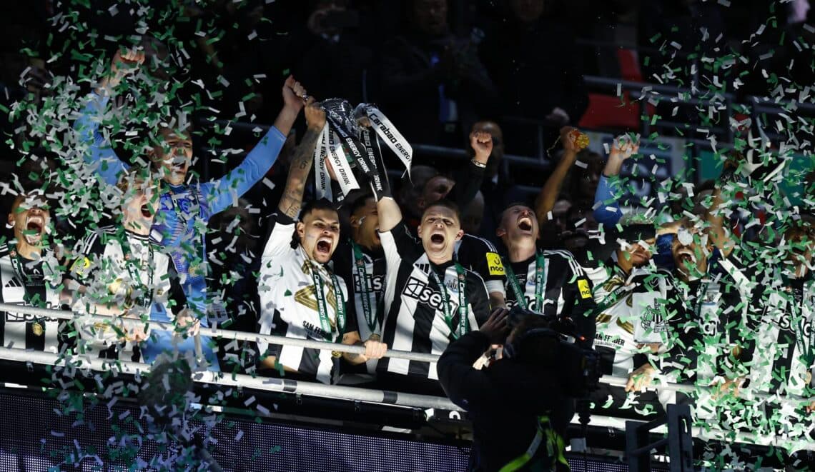 Empujado por dupla brasileña Newcastle vuelve a ser campeón