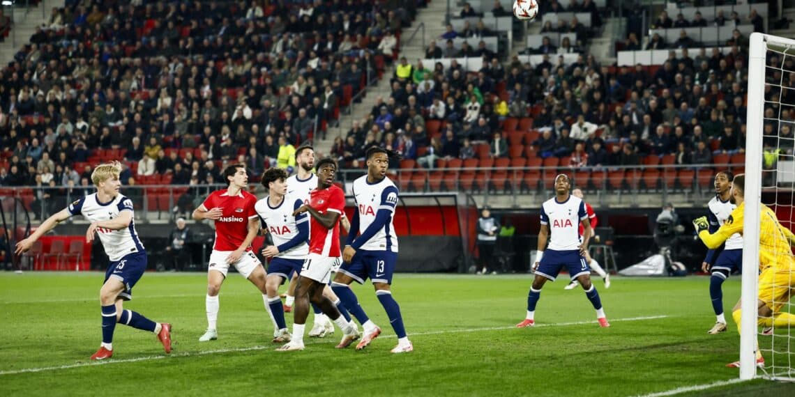 1-0. El AZ toma ventaja y Tottenham pierde al uruguayo Bentancur