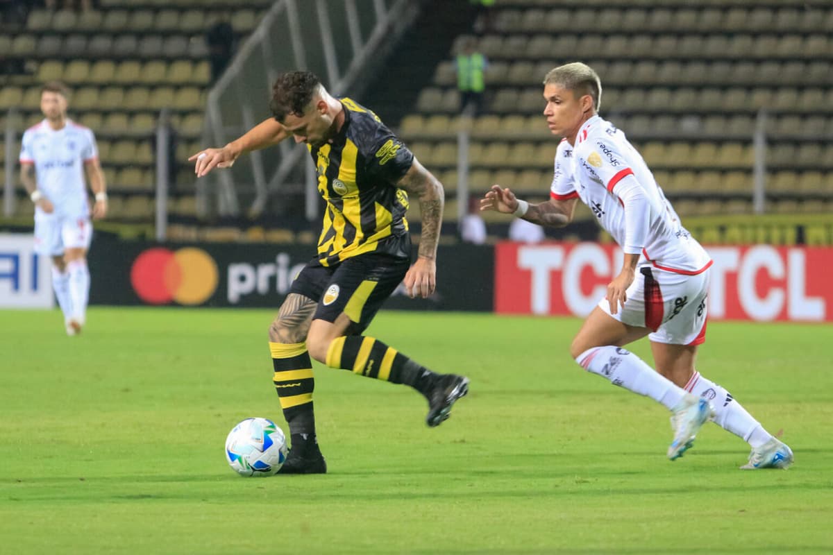 Flamengo vence a Táchira y toma el control del Grupo C