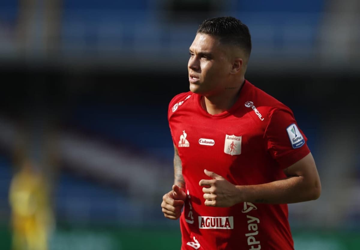 Un Huracán demoledor recibe al América de Cali de la figura colombiana Juanfer Quintero