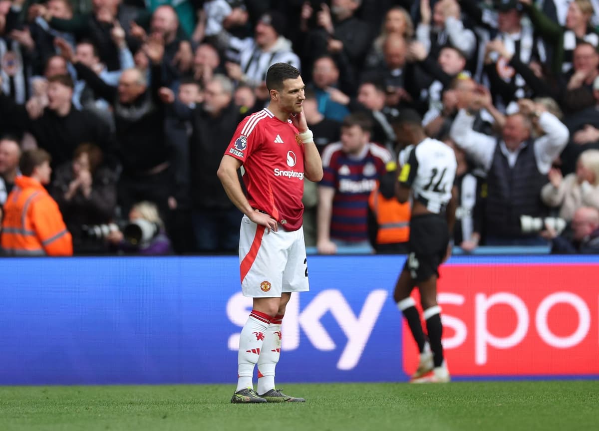Con sudamericanos en cancha, el United sufre un papelón histórico