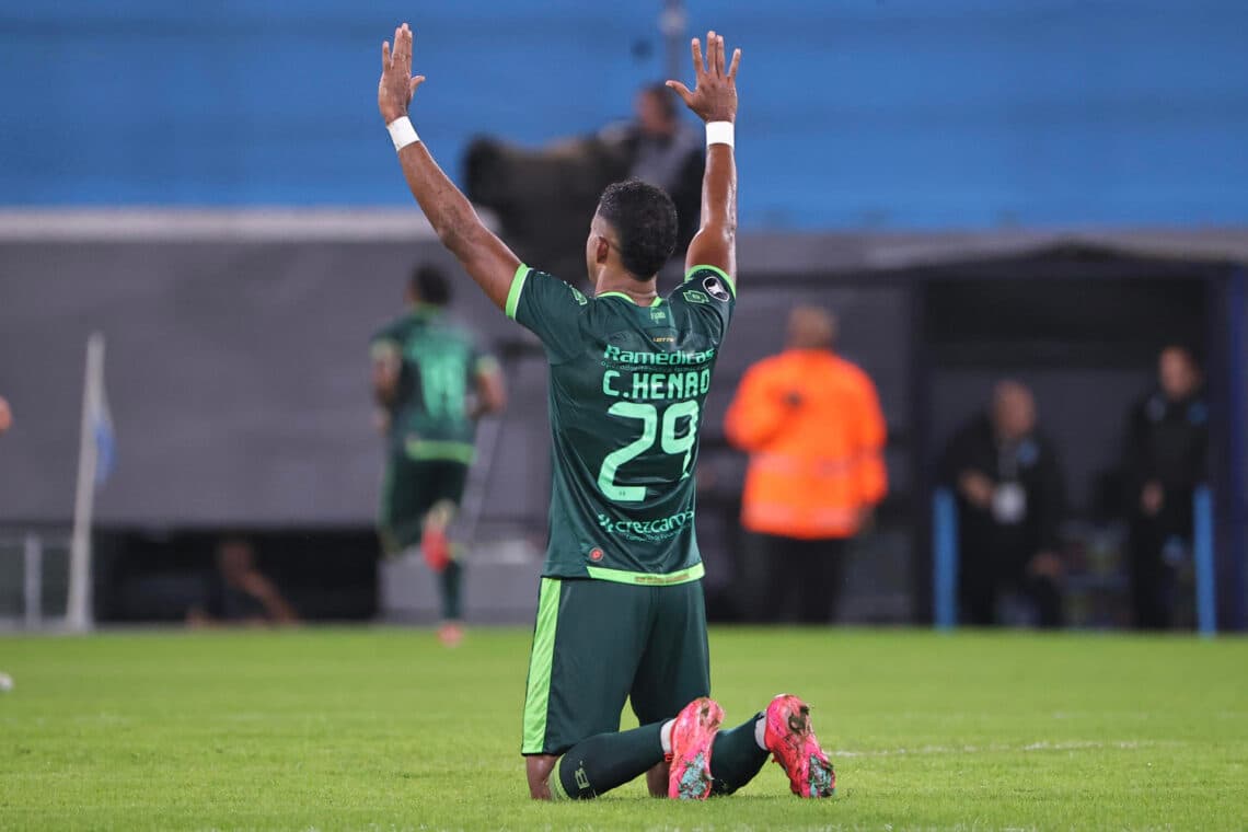 Atlético Bucaramanga con doblete argentino le da un duro golpe al histórico Racing