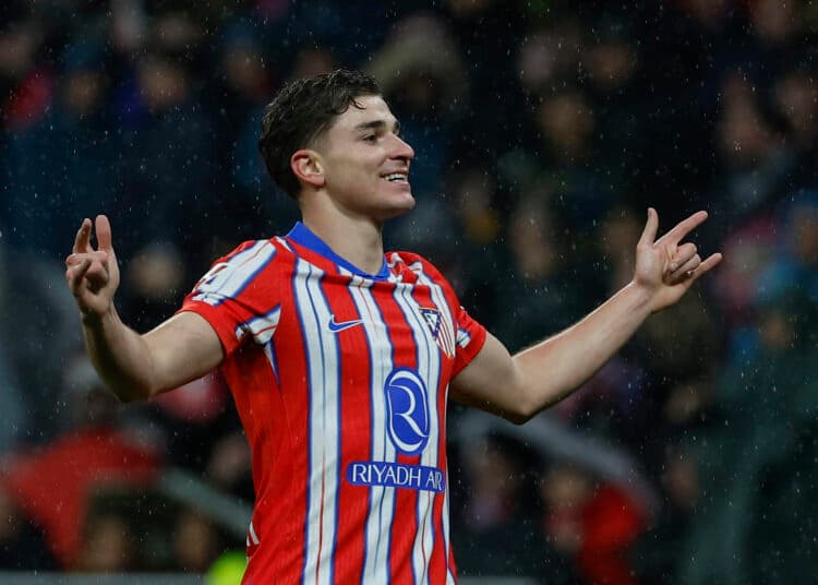 El argentino Julián Alvarez desafía a Mbappé y el pleno del líder