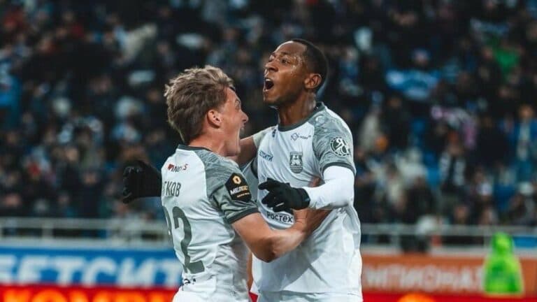 Salvadoreño en Rusia, conduce a su equipo al ascenso después de 25 años