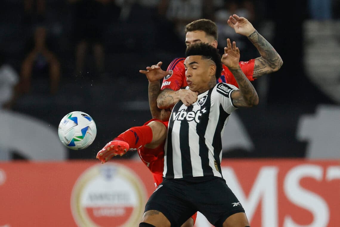 El campeón Botafogo vence a la Universidad de Chile y avanza a octavos
