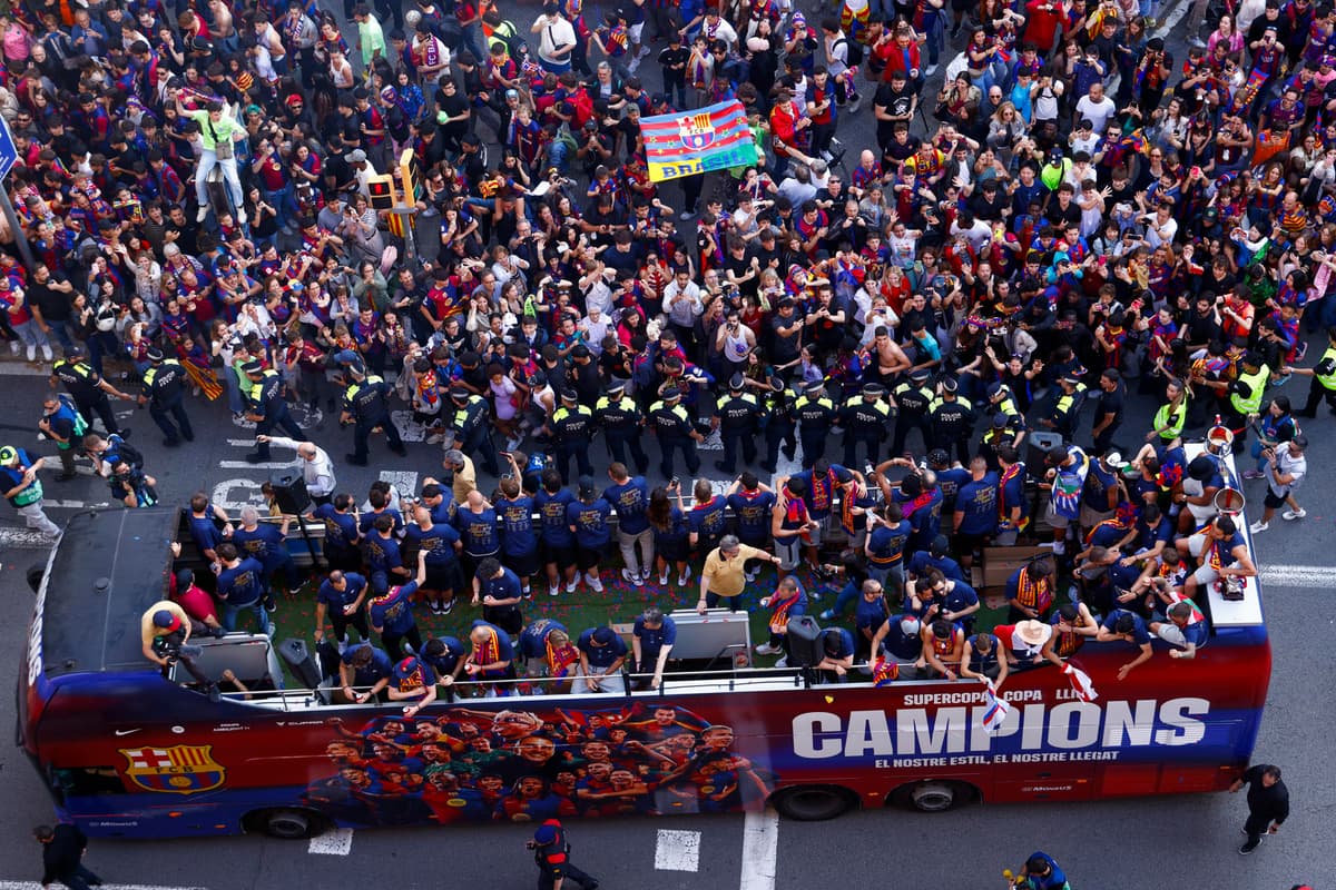 Barcelona se lanza a la calle para festejar el triplete del Barça