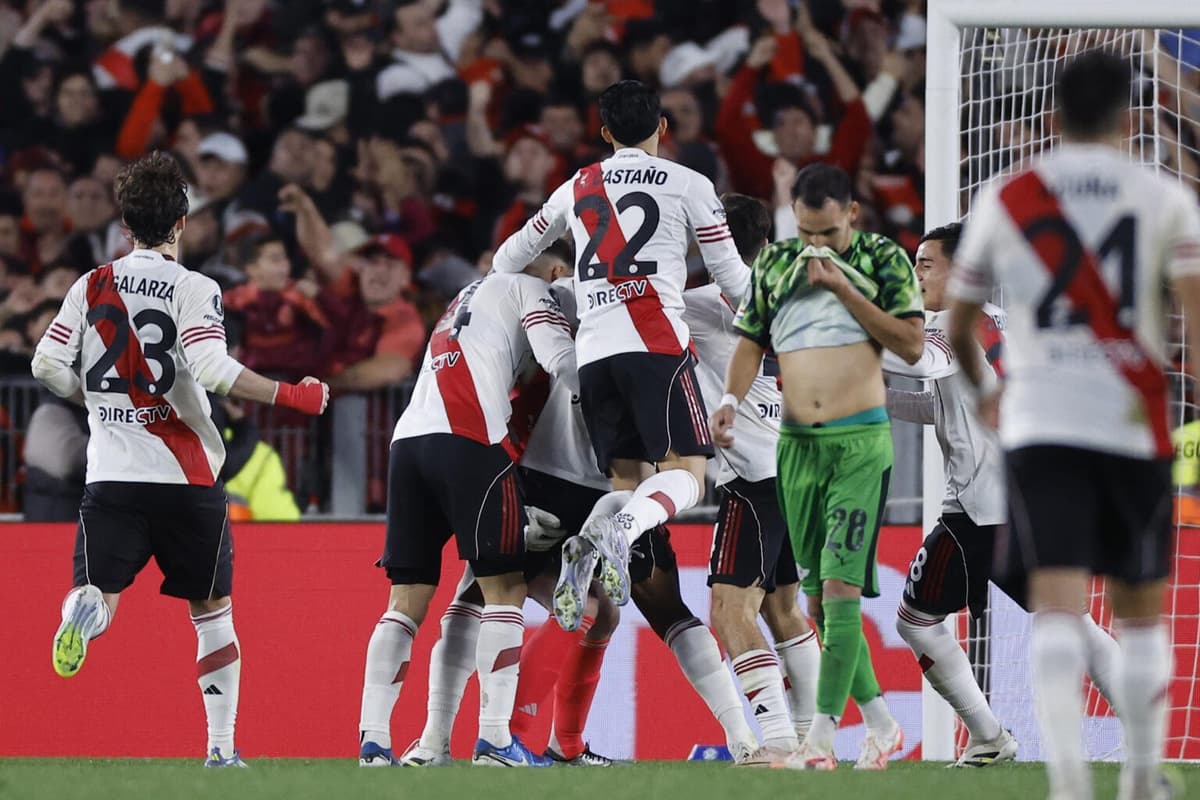 River Plate con la vuelta del colombiano Borja sufre pero sigue en carrera