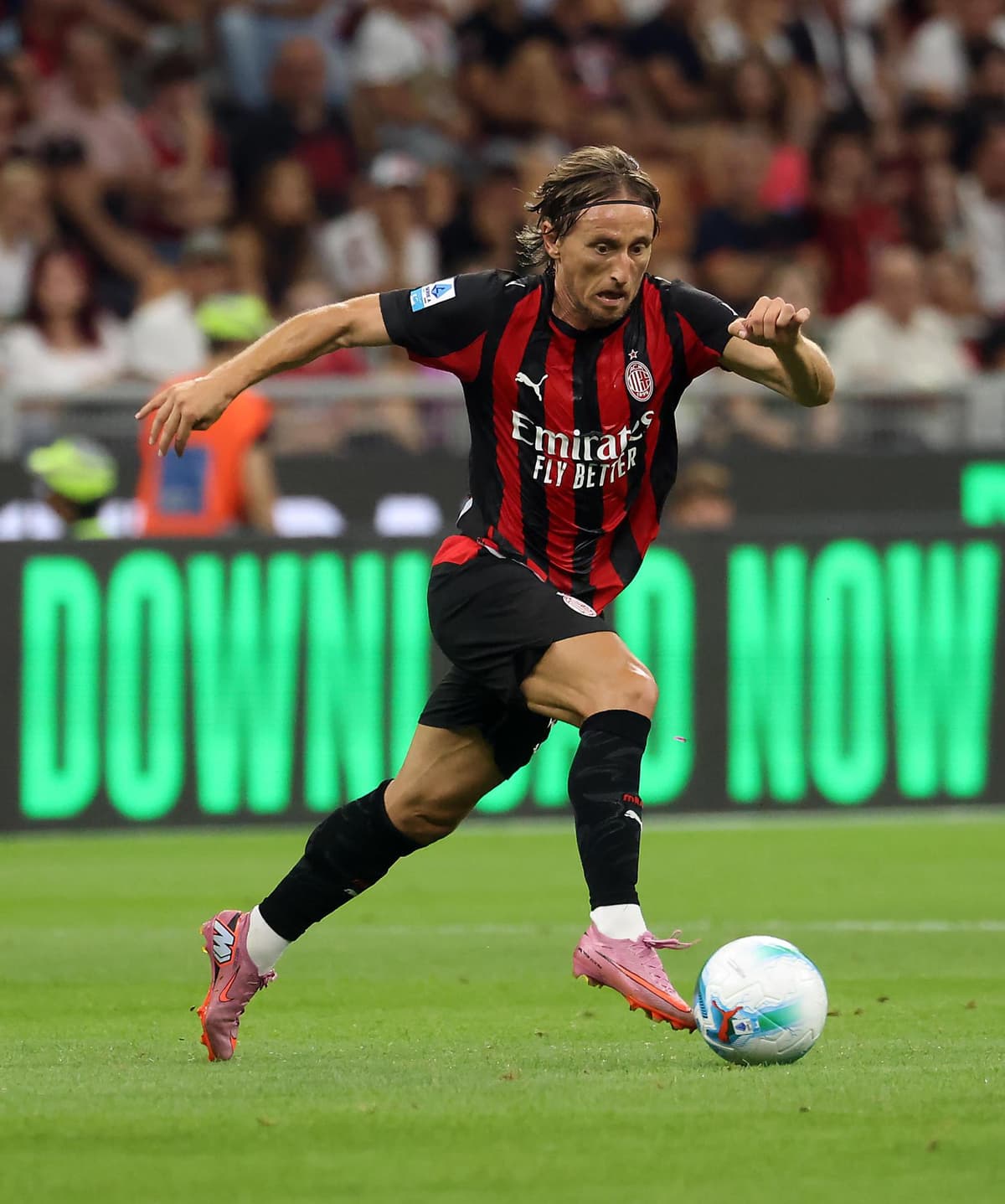 El Milan cae con el mexicano Giménez en la delantera y Modric en el medio