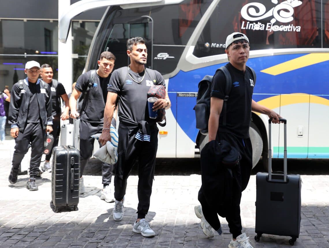 El Salvador, dirigido por el colombiano Gómez visita a Surinam en la recta final de eliminatoria al Mundial