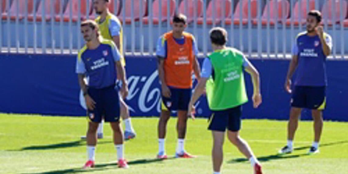 Los argentinos Julián Álvarez y Nico González apuntan al once contra el Villarreal