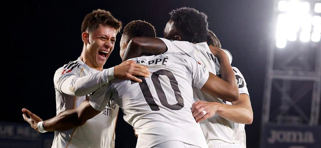 Con el brasileño Vinicius como revulsivo, el Real Madrid gana y mantiene el liderato antes del Clásico