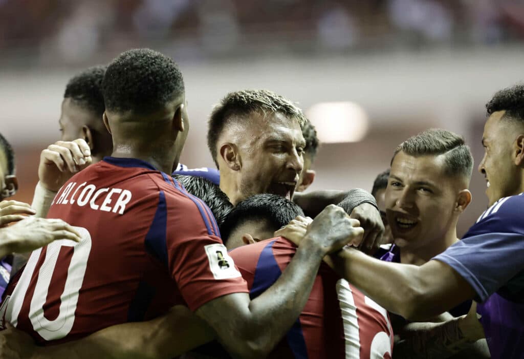 Costa Rica con doblete de Martínez vuelve a la pelea por un cupo en el Mundial