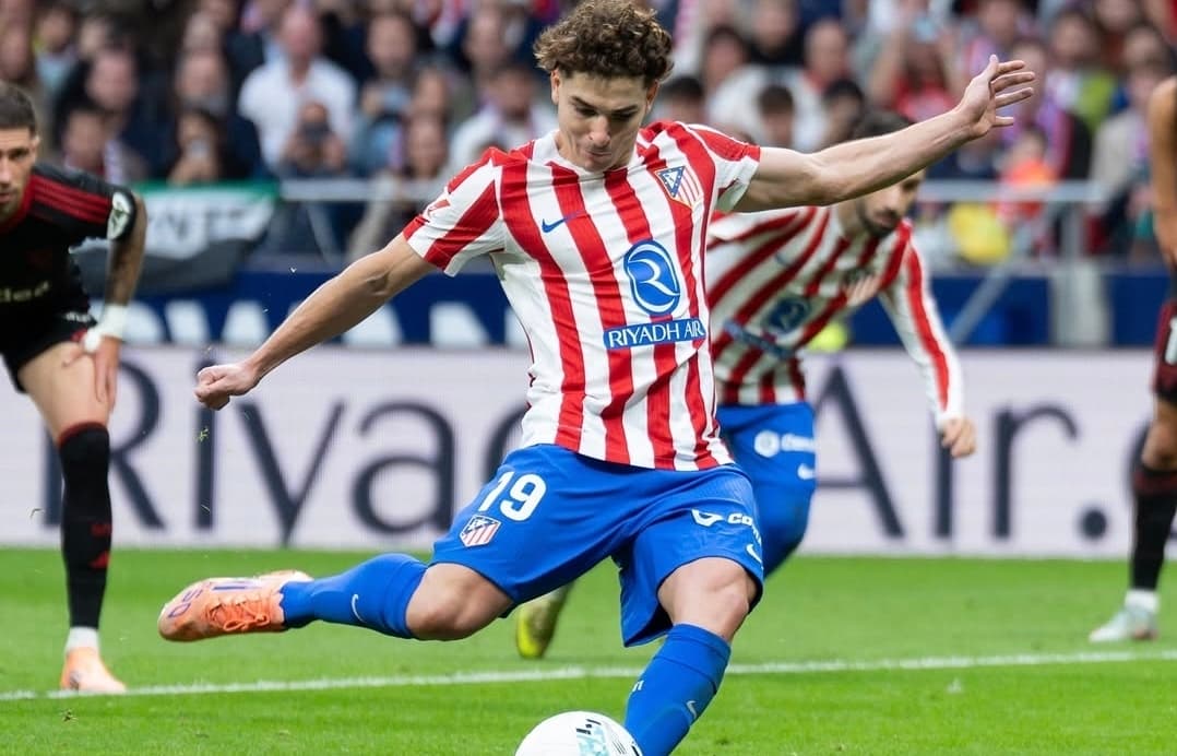 Argentino Julián Álvarez equipara su récord goleador a toda marcha