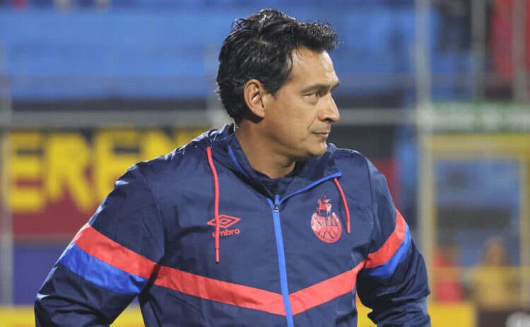 Entrenadores de Costa Rica y Mexico, a un paso de las finales en Guatemala