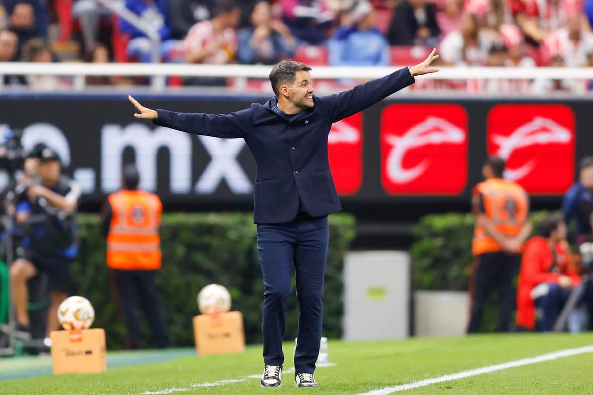 El argentino Larcamón y Cruz Azul, al acecho