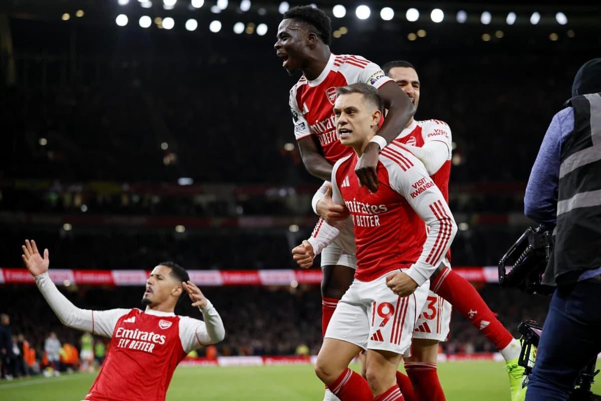 Doblete brasileño para que el Arsenal siga de líder